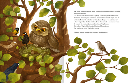 Gezeigt wird eine Innen- oder Zusatzansicht von „Morgen bin ich mutig“. Die Illustration zeigt eine Baumlandschaft mit einem großen, weitsichtigen Uhu, der neben einem Nest sitzt und auf ein Vogeljunges darin schaut. Umgeben von grünen Blättern und verschiedenen kleinen Vögeln, die auf Ästen sitzen, vermittelt die Szene ein Gefühl von Lebhaftigkeit und Naturverbundenheit. Die Farbpalette ist warm und einladend, mit überwiegenden Erdtönen und sanften Grüntönen. Der Text ist in...