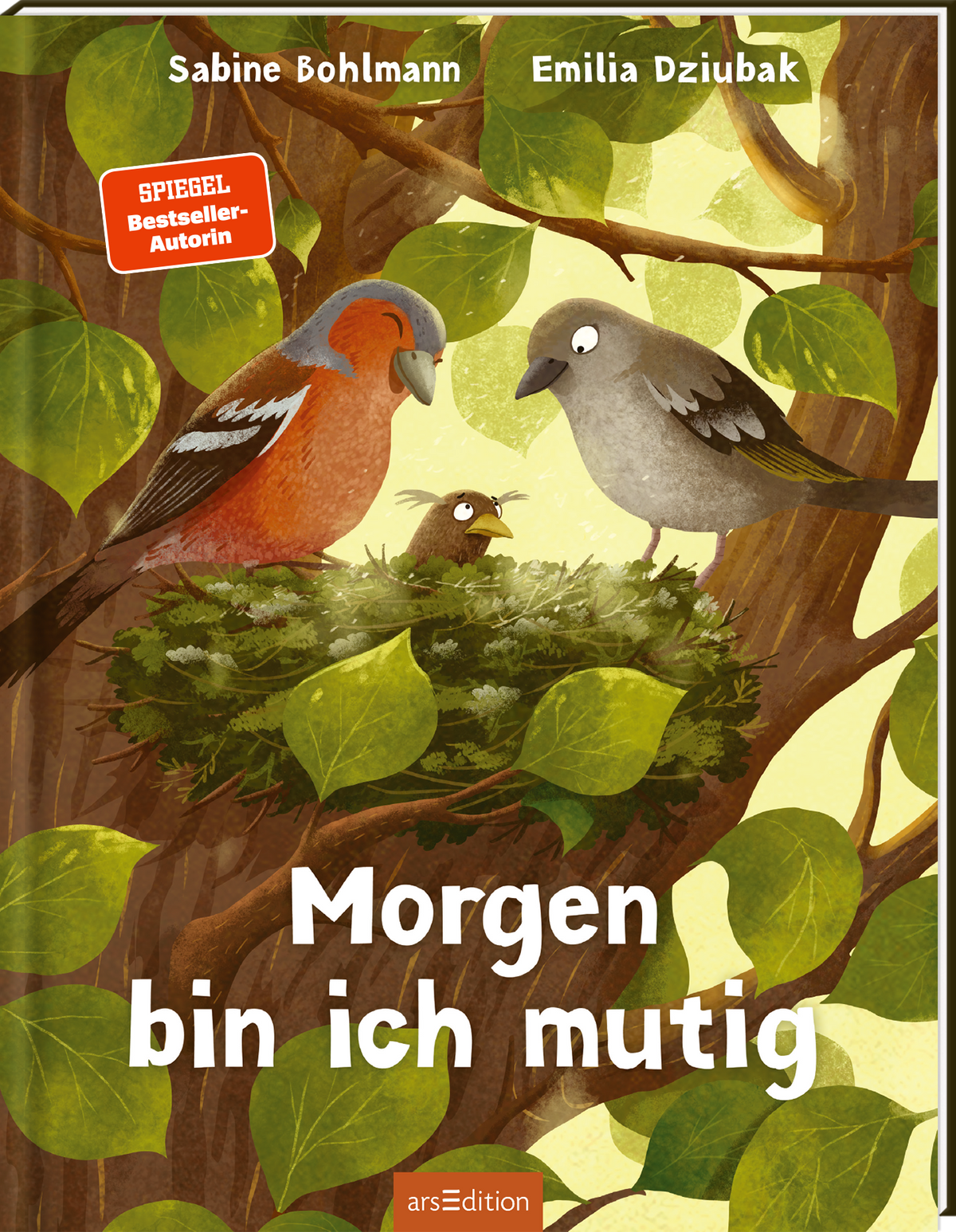 Das Buchcover zeigt ein liebevolles Vogelnest, umgeben von kräftig grünen Blättern und Ästen. Zwei Vögel, Buchfinken, stehen nah beieinander, während ein kleiner Vogel neugierig aus dem Nest schaut. Der Titel „Morgen bin ich mutig“ ist in großen, weißen Buchstaben mittig platziert. Oben links befindet sich der Button „SPIEGEL Bestseller-Autorin“. Ganz unten mittig steht der Logoschriftzug von arsEdition.