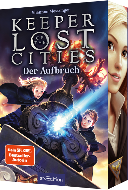 Das Buchcover zeigt eine dramatische Szene aus einer fantastischen Welt. Im Vordergrund sind zwei Jugendliche, ein Junge und ein Mädchen, dargestellt, die mutig in eine magische, leuchtende Quelle blicken. Der Hintergrund ist in kräftigen Blautönen gehalten, durchzogen von lila und roten Akzenten, die Spannung und Abenteuer suggerieren. Der Titel „KEEPER OF THE LOST CITIES“ ist in großen, weißen Buchstaben oben platziert, während „Der Aufbruch“ darunter in kleinerer Schrift...