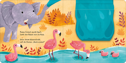 Gezeigt wird eine Innenansicht von „Klapp auf! Wo verstecken sich die wilden Tiere?“. Die Illustration zeigt einen farbenfrohen Dschungelhintergrund mit warmen Orangetönen und grünen Pflanzen. Ein großer, grauer Elefant spritzt Wasser, während rosa Flamingos im Wasser stehen. Die sanften Wellen des Wassers sind in Blau und Türkis gehalten. Die Schrift ist kindgerecht in einer verspielten, gut lesbaren Schriftart gestaltet und vermittelt Freude und Spaß am Entdecken.