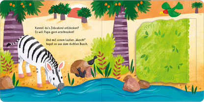 Gezeigt wird eine Innen- oder Zusatzansicht von „Klapp auf! Wo verstecken sich die wilden Tiere?“. Die Illustration zeigt ein lebhaftes Szenario am Ufer eines Flusses. Ein schwarz-weiß gestreiftes Zebra mit rosa Pfoten steht am Wasser und trinkt. Im Hintergrund sind grüne Palmen und lila-stämmige Bäume zu sehen. Rund um das Zebra sind bunte Blumen und Steine sichtbar. Auf der linken Seite befindet sich ein Text in verspielter Schrift, der die Tierentdeckung anspricht. Die Farbpalette...