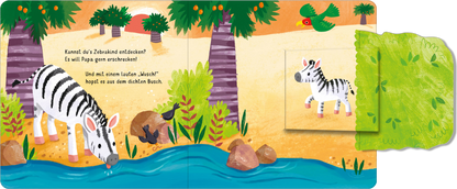 Gezeigt wird eine Innen- oder Zusatzansicht von „Klapp auf! Wo verstecken sich die wilden Tiere?“. Die Szene präsentiert ein farbenfrohes Dschungel-Setting mit einem weißen Zebra, das am Ufer eines blauen Wassers steht. Umgeben von grünen Palmen und bunten Steinen, sind verspielte Textelemente in fröhlicher, kindgerechter Schrift integriert. Ein kleiner Baumvogel und ein Tannenbaum sind ebenfalls abgebildet, die leuchtenden Farben schaffen eine einladende Atmosphäre.
