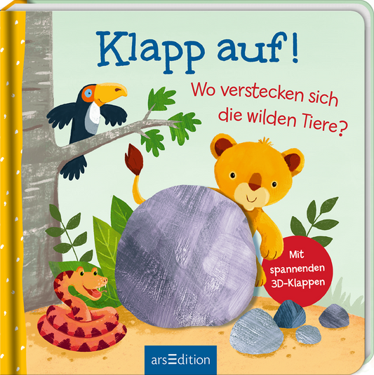 Auf dem Buchcover „Klapp auf! Wo verstecken sich die wilden Tiere?“ ist ein fröhlicher, gelber Löwe, der neugierig hinter einem großen, grauen Stein hervorschaut. Links ist ein bunter Tukan auf einem Ast zu sehen, während rechts eine schlängelnde Schlange sowie grüne Blätter die tropische Atmosphäre unterstreichen. Die verspielte Schriftart in Blau für den Titel und die rote Frage weckt Interesse. Ganz unten mittig steht der Logoschriftzug von arsEdition.