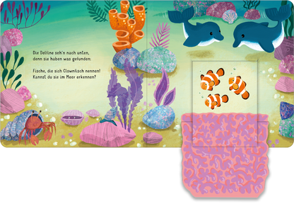 Gezeigt wird eine Innen- oder Zusatzansicht von „Klapp auf! Wo verstecken sich die Meerestiere?“. Die Illustration zeigt zwei Delfine, die unter Wasser schwimmen, umgeben von bunten Korallen, Algen und Steinen. In den Farben Blau, Grün, Orange und Pink unterstützt die lebendige Unterwasserwelt die fröhliche Atmosphäre des Buches. Links befindet sich ein Textblock mit einer verspielten Schriftart, der die jungen Leser zum Entdecken einlädt. Rechts ist ein Klappfach mit Clownfischen...