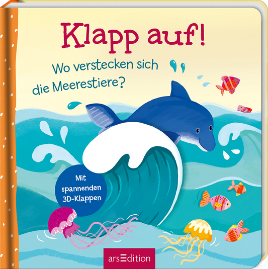 Das Buchcover zeigt einen fröhlichen, blauen Delfin, der aus einer großen, schaumigen Welle springt. Hintergrund in sanften Blau- und Türkistönen, die das Meer darstellen, ergänzt durch bunte Fische und Wasserplätschern. Der Titel „Klapp auf! Wo verstecken sich die Meerestiere?“ erscheint in lebhaften, rot-violetten Buchstaben. Ein blauer Kreis mit dem Text „Mit spannenden 3D-Klappen“ hebt sich hervor. Ganz unten mittig steht der Logoschriftzug von arsEdition.
