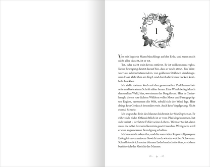 Gezeigt wird eine Innenansicht von „The West Wind – Reich aus Licht und Dornen“. Die Seite zeigt einen klaren, weißen Hintergrund mit eleganten, schwungvollen Rändern, die florale Motive präsentieren. Die Typografie ist in einer klassischen Serifenschrift gehalten, wobei die Kapitelüberschrift prominent und fröhlich gestaltet ist. Die ersten Zeilen des Textes sind gut lesbar und beginnen mit einem leichten Versatz. Die insgesamt harmonische Anordnung vermittelt eine Atmosphäre von...