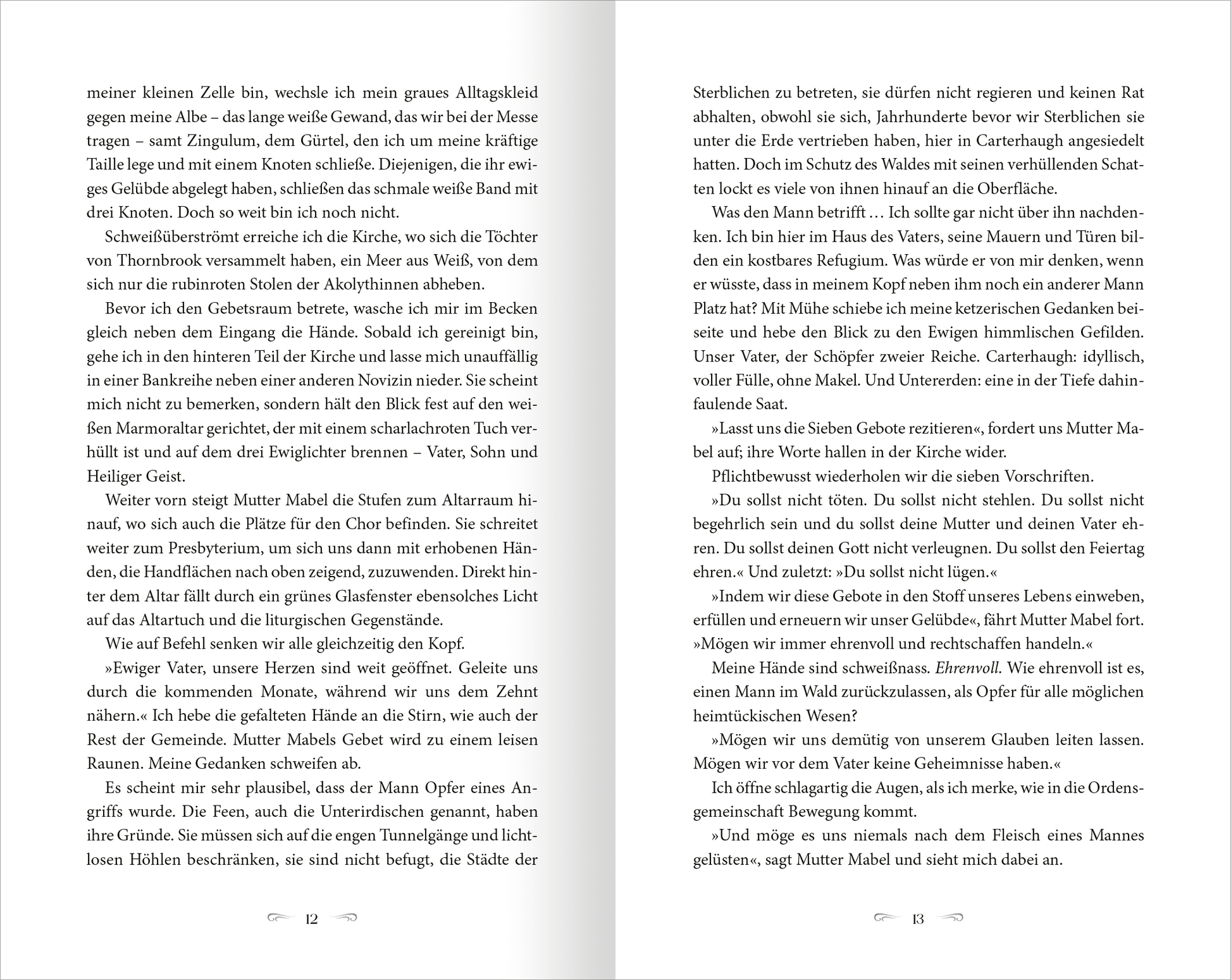 Gezeigt wird eine Innen- oder Zusatzansicht von „The West Wind – Reich aus Licht und Dornen“. Die Doppelseite zeigt fließenden, handgeschriebenen Text in einer klaren, gut lesbaren Serifenschrift. Der Hintergrund ist weiß, was die Lesbarkeit unterstützt. Einige Absätze sind durch größere Abstände voneinander getrennt. Die Seiten wirken durch die Anordnung der Texte ansprechend und einladend, während die klare Typografie den Fokus auf den Inhalt lenkt.