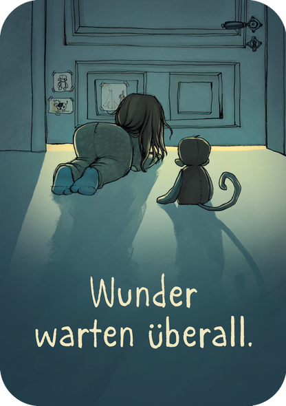 Gezeigt wird eine Innenansicht von „Anouk – Mutmachkarten“. Die Illustration zeigt ein Kind und einen kleinen Kuscheltieraffen, die vor einer Tür sitzen. Es ist dunkel und unter der Tür schimmert Licht hervor. Unten auf der Karte steht „Wunder warten überall.“.