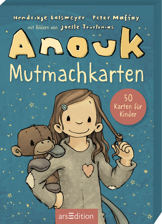Das Cover zeigt ein Mädchen mit langen braunen Haaren und einem fröhlichen Gesichtsausdruck, auf dessen rechter Schulter ein Kuscheltieraffe sitzt. Der Hintergrund ist in einem sanften Blau gehalten, auf dem kleine, leuchtende Sterne verteilt sind. Der Titel „Anouk Mutmachkarten“ ist in großen Buchstaben oben mittig platziert. Rechts oben befindet sich ein runder, rosafarbener Button mit der Aufschrift „50 Karten für Kinder“. Ganz unten mittig steht der Logoschriftzug von arsEdition.