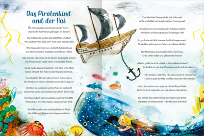 Gezeigt wird eine Innenansicht von „Geschichtenschatz für 4-Jährige“. Die Seite enthält eine farbenfrohe Illustration eines Piratenschiffs mit schwarzer Segel und einem Piratenkind, das neugierig auf das Wasser schaut. Umgeben sind sie von einem lebendigen Meeresumfeld mit Fischen, einem Walfisch und farbenfrohen Korallen. Der Text ist in einer freundlichen, gut lesbaren Schriftart gesetzt und vermittelt eine spannende Geschichte über Abenteuer und Mut in einer fantasievollen...