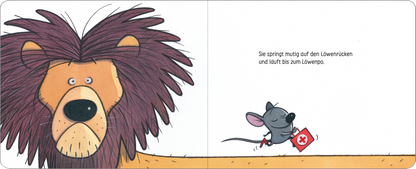 Gezeigt wird eine Innen- oder Zusatzansicht von „Aua!“. Die Illustration zeigt einen großen, freundlichen Löwen mit einem buschigen, braunen Fell und einem breiten, lächelnden Gesicht. Daneben läuft eine kleine graue Maus mit großen Ohren und einem roten Verband in der Hand. Der Hintergrund ist hell und farblich schlicht gehalten. Die Schrift auf der rechten Seite ist gut lesbar, in einer freundlichen, klaren Typografie.
