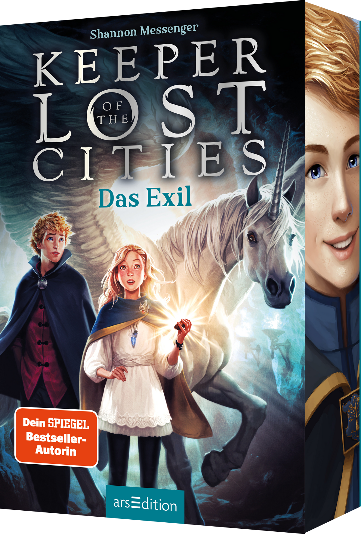 Das Buchcover zeigt eine farbenfrohe Fantasy-Szene mit drei Charakteren: einem Jungen mit blonden Haaren, einer rothaarigen Mädchenfigur und einem mystischen Einhorn im Hintergrund. Die Farben sind lebhaft, hauptsächlich in Blau- und Grautönen, die eine geheimnisvolle Atmosphäre erzeugen. Der Titel „KEEPER OF THE LOST CITIES“ ist in großen, weißen Buchstaben prominent platziert, während darunter „Das Exil“ in einer eleganten Schrift erscheint. Oben links befindet sich der Hinweis...