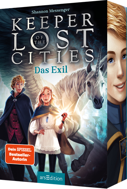 Das Buchcover zeigt eine farbenfrohe Fantasy-Szene mit drei Charakteren: einem Jungen mit blonden Haaren, einer rothaarigen Mädchenfigur und einem mystischen Einhorn im Hintergrund. Die Farben sind lebhaft, hauptsächlich in Blau- und Grautönen, die eine geheimnisvolle Atmosphäre erzeugen. Der Titel „KEEPER OF THE LOST CITIES“ ist in großen, weißen Buchstaben prominent platziert, während darunter „Das Exil“ in einer eleganten Schrift erscheint. Oben links befindet sich der Hinweis...