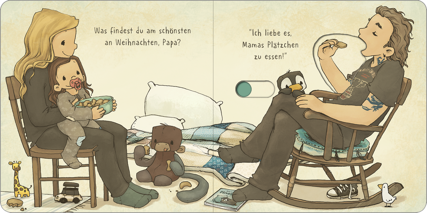 Gezeigt wird eine Innenansicht von „Alle lieben Weihnachten“. Die Illustration zeigt eine gemütliche Szene einer Familie in einem Wohnzimmer. Der Vater auf der rechten Seite, entspannt in einem Schaukelstuhl, isst Plätzchen, während ein Mädchen mit Schnuller auf dem Schoß der Mutter sitzt. Sie hält eine Schüssel voller Kekse. Auf dem Boden davor sitzt ein Stoffaffe. Die Farben sind warm und einladend, mit sanften Brauntönen, und die Typografie ist modern und kinderfreundlich.