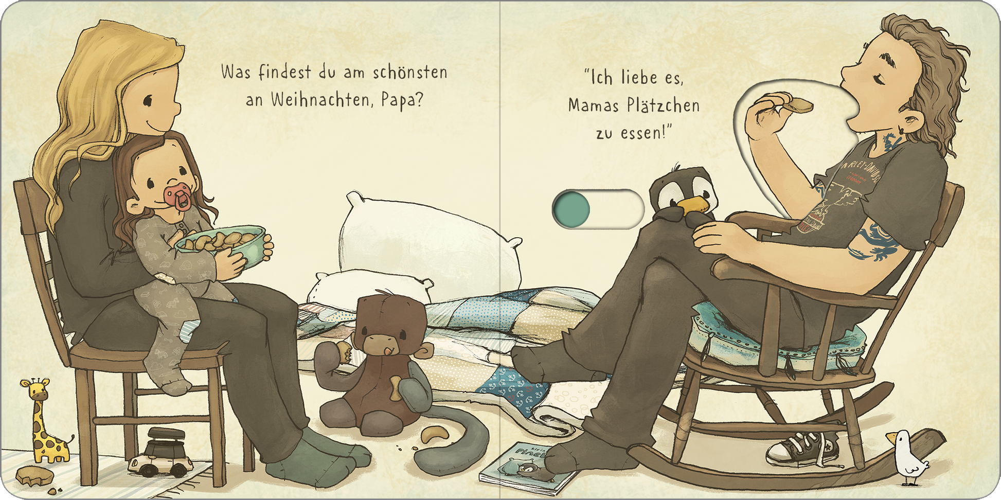 Gezeigt wird eine Innenansicht von „Alle lieben Weihnachten“. Die Illustration zeigt eine gemütliche Szene einer Familie in einem Wohnzimmer. Der Vater auf der rechten Seite, entspannt in einem Schaukelstuhl, isst Plätzchen, während ein Mädchen mit Schnuller auf dem Schoß der Mutter sitzt. Sie hält eine Schüssel voller Kekse. Auf dem Boden davor sitzt ein Stoffaffe. Die Farben sind warm und einladend, mit sanften Brauntönen, und die Typografie ist modern und kinderfreundlich.