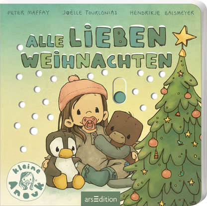 Das Buchcover zeigt ein charmantes, kindgerechtes Design in Pastelltönen. Zentral sitzt ein Mädchen mit Schnuller, das einen Affen und einen Pinguin umarmt. Im rechten Vordergrund hebt sich ein dekorierter Weihnachtsbaum mit einer goldenen Spitze und leuchtenden Sternen ab. Der Titel „ALLE LIEBEN WEIHNACHTEN“ ist in großen, verspielten Buchstaben dargestellt. Am oberen Rand sieht man die Autorennamen: Peter Maffay, Joëlle Tourlonias und Hendrikje Balsmeyer. Ganz unten mittig steht der...