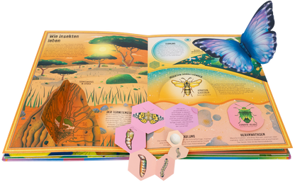 Gezeigt wird eine Innen- oder Zusatzansicht von „Das unglaubliche Pop-up-Buch Insekten“. Die Seite präsentiert lebendige Farben, insbesondere Gelb- und Erdtöne, und zeigt eine stylisierte Landschaft mit Bäumen und einer großen, farbenfrohen Schmetterlings-Pop-up-Illustration. Textfelder erläutern das Leben von Insekten, während hervorgehobene Diagramme die Metamorphose darstellen. Die Typografie ist klar und freundlich, passend zu den kindgerechten Illustrationen und den informativen...