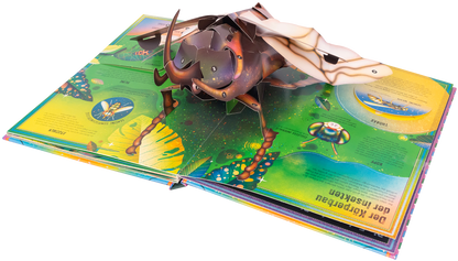 Gezeigt wird eine Innen- oder Zusatzansicht von „Das unglaubliche Pop-up-Buch Insekten“. Die Seite präsentiert einen farbenfrohen, aufklappbaren Insektenkörper vor einem leuchtend grünen Hintergrund. Bunte Grafiken und Illustrationen zeigen verschiedene Insektenarten, umgeben von Naturmotiven. Die Typografie ist verspielt und kindgerecht, während die Pop-up-Elemente dreidimensional wirken und lebendige Details aufweisen, die die Fantasie anregen.