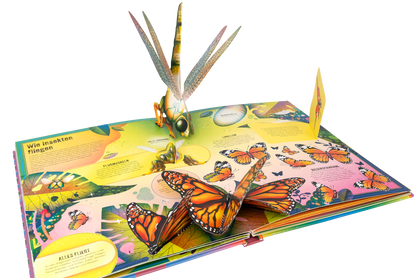 Gezeigt wird eine Innen- oder Zusatzansicht von „Das unglaubliche Pop-up-Buch Insekten“. Die Seite präsentiert lebendige Farben in Blau, Grün und Gelb, mit detaillierten Illustrationen von Schmetterlingen und einer Libelle, die aus dem Buch herausragt. Textfelder fördern interaktive Elemente und erläutern die Insektenwelt. Die Typografie ist klar und gut lesbar, ergänzt durch spielerische Schriftarten für Titel und informative Abschnitte, wodurch das Gesamtdesign ansprechend und...