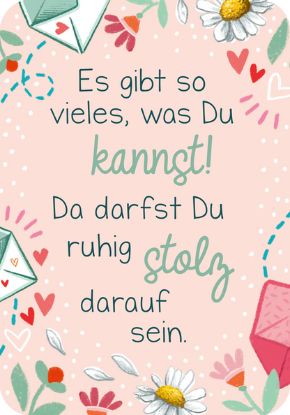 Gezeigt wird eine Innenansicht von „Du bist genau richtig! – 50 Karten für dich“. Der Hintergrund ist in sanftem Rosa gehalten und wird von fröhlichen, bunten Illustrationen umrahmt, darunter Herzen, Blumen und Briefe. In der Mitte steht „Es gibt so vieles, was Du kannst! Da darfst Du ruhig stolz darauf sein.“, wobei die Wörter „kannst“ und „stolz“ durch eine andere Farbe und Schriftart besonders hervorgehoben werden.