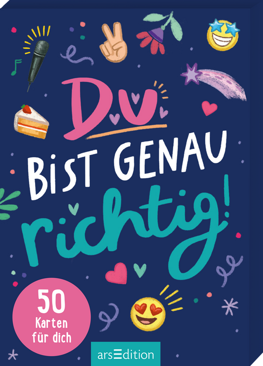 Das Cover hat einen dunkelblauen Hintergrund, auf dem in farbigen Buchstaben der Titel „Du bist genau richtig!“ steht. Die Wörter „Du“ und „richtig!“ heben sich durch eine auffällige, pinke bzw. türkise Schrift ab. Um den Titel herum sind verschiedene farbenfrohe Grafiken wie ein Mikrofon, Herzen und Sternchen verteilt, die eine fröhliche und einladende Atmosphäre schaffen. Unten rechts befindet sich ein rosa Button mit dem Text „50 Karten für dich“. Ganz unten mittig...