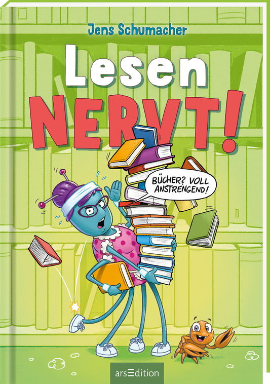 Das Buchcover zeigt eine blau-grüne Spinne mit lila Haaren und Brille. Sie trägt ein pinkes Kleid mit roten Punkten. Mit ihren Händen hält sie einen riesigen Bücherstapel, von dem einige Bücher schon herunterfallen. Über ihr befindet sich eine Sprechblase mit dem Text „Bücher? Voll anstrengend!“. Der Hintergrund ist grün. Der Titel „Lesen NERVT!“ ist in einer auffälligen, bunten Schriftart gestaltet. Oben ist der Name des Autors, Jens Schumacher, platziert. Ganz unten mittig...