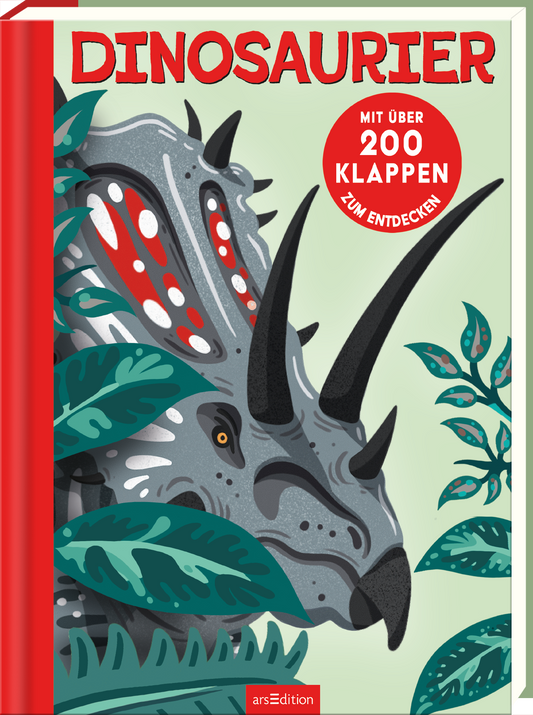 Das Buchcover zeigt einen Triceratops, dessen Kopf zwischen grünen Blättern hervorlugt. Die Farbgestaltung ist lebhaft mit kräftigen Grüntönen und dem grauen Kopf des Dinosauriers, der auffällige rote und weiße Muster aufweist. Der Titel „DINOSAURIER“ ist in großen, rot umrandeten Buchstaben oben platziert. Unten rechts befindet sich ein roter Button mit der Aufschrift „MIT ÜBER 200 KLAPPEN ZUM ENTDECKEN“. Ganz unten mittig steht der Logoschriftzug von arsEdition.
