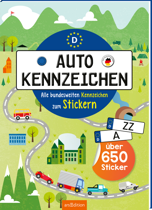 Das Buchcover zeigt eine farbenfrohe, cartoonartige Landschaft mit grünen Hügeln, Bäumen und einer geschwungenen Straße. In der Mitte hebt sich ein blaues, kreisförmiges Emblem mit einem „D“ hervor. Der Titel „AUTO KENNZEICHEN“ ist in großen, schwarzen Buchstaben geschrieben, darunter steht in kleinerer, blauer Schrift: „Alle bundesweiten Kennzeichen zum Stickern“ und „über 650 Sticker“. Ganz unten mittig steht der Logoschriftzug von arsEdition.