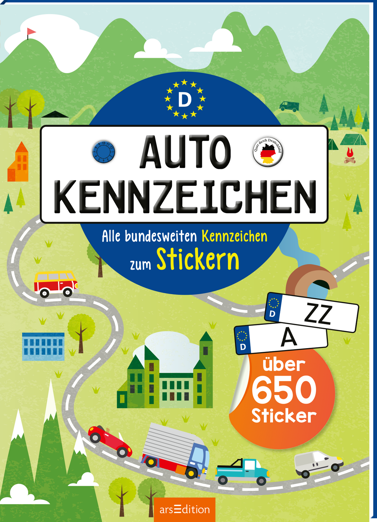 Das Buchcover zeigt eine farbenfrohe, cartoonartige Landschaft mit grünen Hügeln, Bäumen und einer geschwungenen Straße. In der Mitte hebt sich ein blaues, kreisförmiges Emblem mit einem „D“ hervor. Der Titel „AUTO KENNZEICHEN“ ist in großen, schwarzen Buchstaben geschrieben, darunter steht in kleinerer, blauer Schrift: „Alle bundesweiten Kennzeichen zum Stickern“ und „über 650 Sticker“. Ganz unten mittig steht der Logoschriftzug von arsEdition.