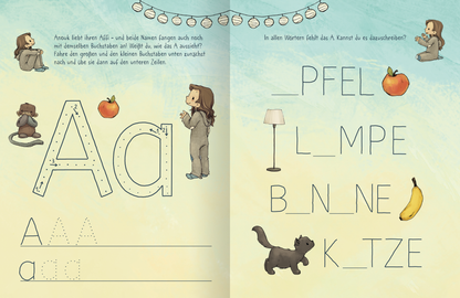 Gezeigt wird eine Innen- oder Zusatzansicht von „Anouk – Erste Buchstaben“. Die Doppelseite präsentiert bunte, kindgerechte Illustrationen und eine sanfte, hellblaue und -gelbe Hintergrundfarbe. Auf der linken Seite ist der Buchstabe „A“ in großen, verspielten, umrissenen Typografie dargestellt, begleitet von einer Apfel- und einer Affen-Illustration. Rechts sind Lückenwörter mit klaren, großen Buchstaben abgebildet, darunter die Möglichkeit, selbst zu schreiben. Die...
