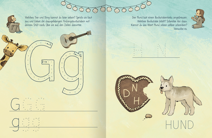 Gezeigt wird eine Innen- oder Zusatzansicht von „Anouk – Erste Buchstaben“. Die Seite ist in sanften Pastellfarben gehalten, mit einer hellblauen Hintergrundfarbe und verspielten Illustrationen. Links ist der Buchstabe „G“ in großer, dicker Schrift dargestellt, darunter mit Punktlinien zum Nachzeichnen. Rechts befindet sich ein Hund neben einem Herzkeks mit Buchstaben. Die Typografie ist klar und kindgerecht gestaltet. Dekorative Elemente wie eine Wimpelkette verleihen der Seite ein...
