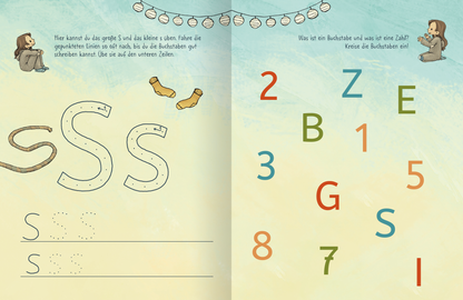 Gezeigt wird eine Innen- oder Zusatzansicht von „Anouk – Erste Buchstaben“. Die Seite zeigt auf der linken Seite große und kleine Buchstaben „S“ in verschiedenen Schriftgrößen und -stilen sowie Hilfslinien zum Nachzeichnen. Auf der rechten Seite sind bunte Zahlen und Buchstaben in unterschiedlichen Farben angeordnet, darunter „2“, „B“, „3“ und „G“. Im Hintergrund ist eine sanfte, blaue Farbverlauf mit verspielten Illustrationen, die eine freundliche Lernatmosphäre...
