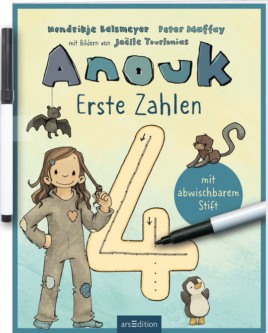 Zu sehen ist die 3D-ansicht es Titels. Das Buchcover zeigt eine kindliche Illustration mit einem Mädchen namens Anouk, die braune, lockige Haare hat und einen grauen Overall trägt. Über ihr schwebt eine Fledermaus und ein kleiner Affe sitzt auf einem Störer, der darauf aufmerksam macht, dass es einen abwischbaren Stift zu dem Heft dazu gibt. In der Mitte steht die große Zahl „4“ in orange. Der Titel „Anouk – Erste Zahlen“ ist in blauer, verspielter Schrift oberhalb der Zahl...