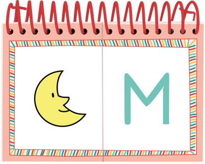 Gezeigt wird eine Innen- oder Zusatzansicht von „Lernraupe – Mix-Max Erste Buchstaben“. Auf der linken Seite befindet sich ein fröhlicher gelber Mond mit einem lächelnden Gesicht, während auf der rechten Seite der Buchstabe „M“ in sanftem Türkis dargestellt ist. Der Hintergrund ist weiß und von einem bunten, gestreiften Rahmen umgeben. Die rote Spirale oben verleiht dem Ganzen eine verspielte Note. Die Schrift ist klar und gut lesbar, optimal für das Lernen der ersten Buchstaben.