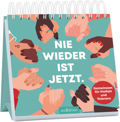 Das Buchcover zeigt eine Vielzahl unterschiedlicher Hände, die miteinander verbunden sind, vor einem hellgrünen Hintergrund. Die zentrale Schrift „NIE WIEDER IST JETZT.“ ist in großen, weißen Buchstaben gehalten und vermittelt eine starke Botschaft. Oben rechts befindet sich ein runder, roter Button mit dem Text „Gemeinsam für Vielfalt und Toleranz.“ Ganz unten mittig steht der Logoschriftzug von arsEdition.