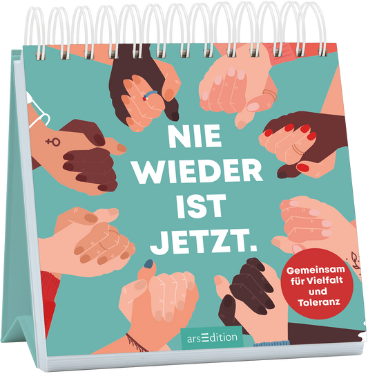 Das Buchcover zeigt eine Vielzahl unterschiedlicher Hände, die miteinander verbunden sind, vor einem hellgrünen Hintergrund. Die zentrale Schrift „NIE WIEDER IST JETZT.“ ist in großen, weißen Buchstaben gehalten und vermittelt eine starke Botschaft. Oben rechts befindet sich ein runder, roter Button mit dem Text „Gemeinsam für Vielfalt und Toleranz.“ Ganz unten mittig steht der Logoschriftzug von arsEdition.