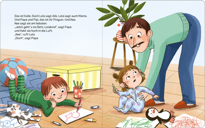 Gezeigt wird eine Innen- oder Zusatzansicht von „Kalle und Lola: Ab ins Bett, kleine Lola“. Die Illustration zeigt Kalle und Lola in einem bunten Wohnzimmer. Kalle sitzt auf dem Boden, umgeben von bunten Zeichnungen und Spielzeug. Lola, mit einer süßen, überrascht wirkenden Miene, sitzt daneben. Der Vater steht oben und schaut liebevoll auf Lola. Die Farben sind lebhaft, mit dominierenden Blau- und Grüntönen, während die Typografie klar und kindgerecht ist.