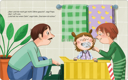Gezeigt wird eine Innen- oder Zusatzansicht von „Kalle und Lola: Ab ins Bett, kleine Lola“. Die Illustration zeigt einen hellen Badezimmerraum mit einer gelben Badewanne, in der Lola mit Zahnpasta im Mund steht. Neben ihr steht Kalle, der sie ermutigt. Im Hintergrund sind grüne Handtücher und gelbe Enten-Motive an der Wand sichtbar. Die Figuren sind freundlich und farbenfroh gestaltet, mit weichem, runden Linien in der Typografie. Kalles dunkle Haare und Lolas Zöpfe unterstreichen den...