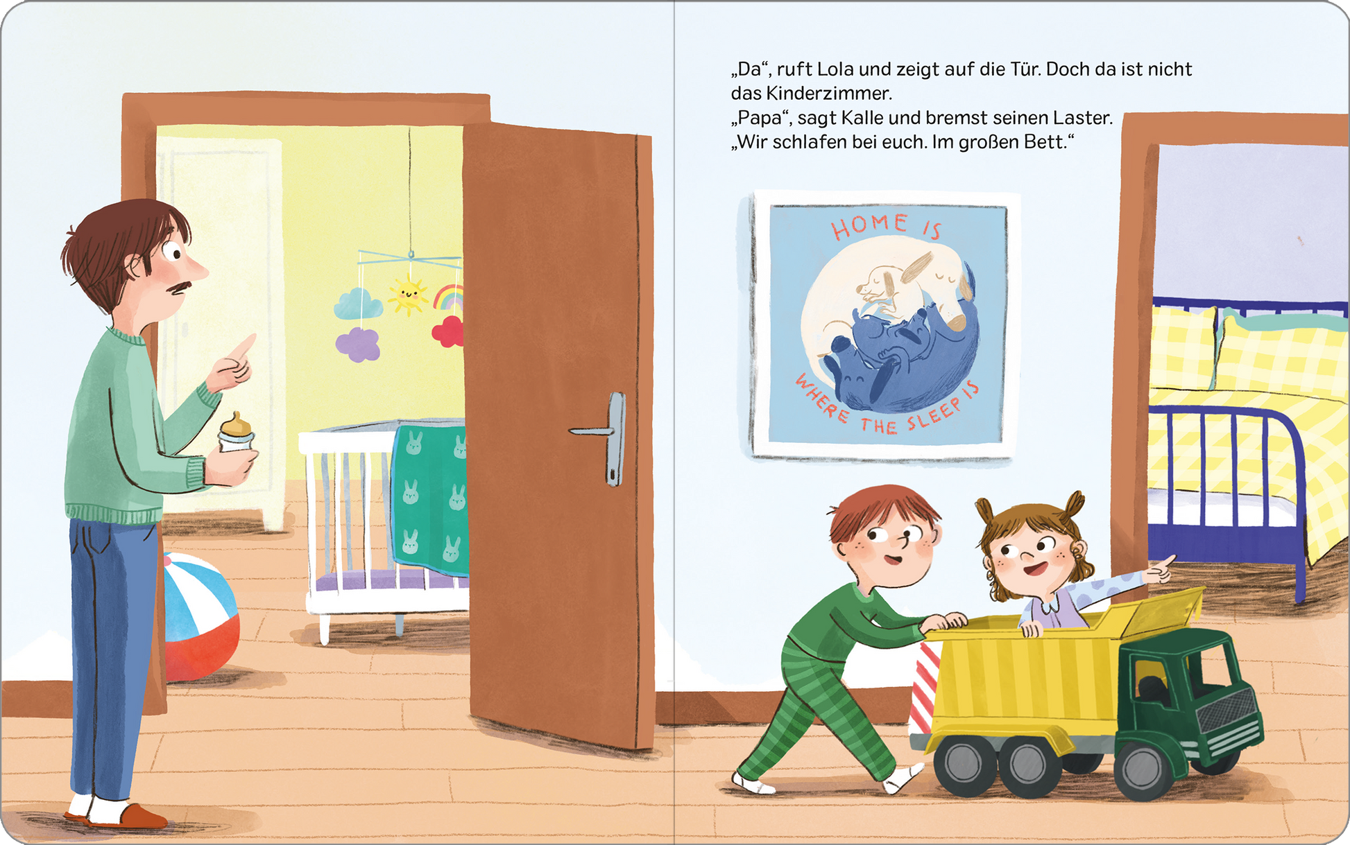 Gezeigt wird eine Innen- oder Zusatzansicht von „Kalle und Lola: Ab ins Bett, kleine Lola“. Die Illustration zeigt einen kindgerecht gestalteten Raum mit sanften Farben in Blau, Grün und Gelb. Links steht ein offenes Zimmer mit einem Bett und bunten Wänden, auf denen Wolken und Sterne abgebildet sind. Rechts unterhält sich ein Kind mit einem Erwachsenen, während ein anderes Kind mit einem Spielzeug-Lkw spielt. Die handschriftliche Typografie in der Sprechblase betont den Dialog der...