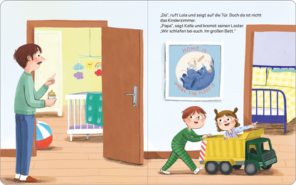 Gezeigt wird eine Innen- oder Zusatzansicht von „Kalle und Lola: Ab ins Bett, kleine Lola“. Die Illustration zeigt einen kindgerecht gestalteten Raum mit sanften Farben in Blau, Grün und Gelb. Links steht ein offenes Zimmer mit einem Bett und bunten Wänden, auf denen Wolken und Sterne abgebildet sind. Rechts unterhält sich ein Kind mit einem Erwachsenen, während ein anderes Kind mit einem Spielzeug-Lkw spielt. Die handschriftliche Typografie in der Sprechblase betont den Dialog der...
