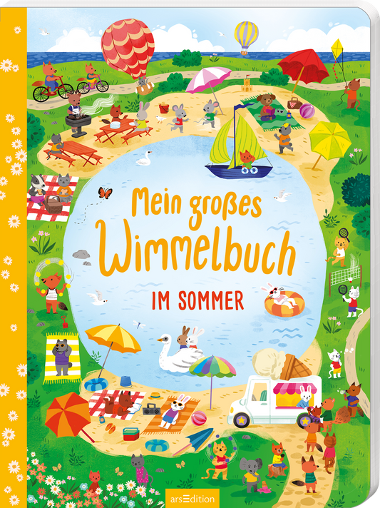Das Buchcover zeigt eine lebendige Sommersonnenlandschaft am Wasser, umgeben von zahlreichen tierischen Charakteren, die fröhlich picknicken und spielen. Der Himmel ist blau, mit bunten Luftballons und einem Segelboot auf dem Wasser. In großen, gelben Buchstaben steht „Mein großes Wimmelbuch“ über dem Handlungsort, während „IM SOMMER“ in kräftigem Rot darunter steht. Der Hintergrund ist in sanften Grüntönen gehalten, während der Rand des Covers mit weißen Blumen verziert ist....