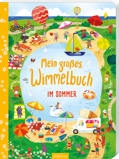 Das Buchcover zeigt eine lebendige Sommersonnenlandschaft am Wasser, umgeben von zahlreichen tierischen Charakteren, die fröhlich picknicken und spielen. Der Himmel ist blau, mit bunten Luftballons und einem Segelboot auf dem Wasser. In großen, gelben Buchstaben steht „Mein großes Wimmelbuch“ über dem Handlungsort, während „IM SOMMER“ in kräftigem Rot darunter steht. Der Hintergrund ist in sanften Grüntönen gehalten, während der Rand des Covers mit weißen Blumen verziert ist....