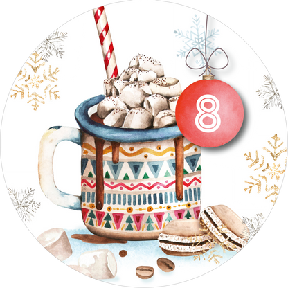 Gezeigt wird eine Innen- oder Zusatzansicht von „Adventskalender in der Dose. Adventsglück für dich“. Die Illustration zeigt eine farbenfrohe Tasse mit einem bunten, geometrischen Muster, gefüllt mit Sahne und kleinen Marshmallows. Auf dem Rand der Tasse ist ein rot gestreifter Strohhalm zu sehen. Neben der Tasse liegen zwei zarte Macarons. Über die Szene verteilt sind goldene und hellblaue Schneeflocken, sowie eine rote Weihnachtskugel mit der Zahl „8“.