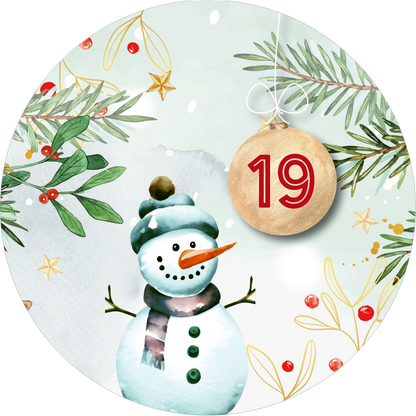 Gezeigt wird eine Innen- oder Zusatzansicht von „Adventskalender in der Dose. Adventsglück für dich“. Das Bild zeigt einen fröhlichen Schneemann mit einer blauen Mütze und einem lila Schal. Umgeben von winterlichen Elementen wie grünen Tannenzweigen, roten Beeren und goldenen Sternen. In der oberen Ecke hängt eine Kugel mit der Zahl 19 in kräftigem Rot. Der Hintergrund ist in sanften, hellen Farben gehalten, die eine festliche Stimmung vermitteln.