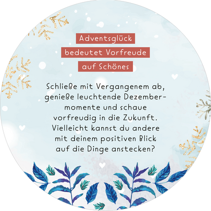 Gezeigt wird eine Innen- oder Zusatzansicht von „Adventskalender in der Dose. Adventsglück für dich“. Der kreisrunde Hintergrund ist in sanften Blau- und Weißtönen gehalten, mit goldenen Akzenten, die an Schnee und frostige Blumen erinnern. In der Mitte befindet sich ein rotes Banner mit der Aufschrift „Adventsglück bedeutet Vorfreude auf Schönes“. Darunter steht ein einladender Text in klarer, schwarzer Schrift, umgeben von filigranen, blauen Pflanzenmotiven.
