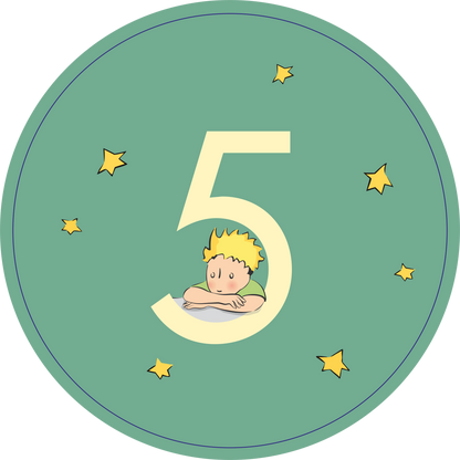 Gezeigt wird eine Innen- oder Zusatzansicht von „Adventskalender in der Dose. Der Kleine Prinz. 24 liebe Wünsche im Advent“. Die Darstellung zeigt einen runden, mintgrünen Hintergrund mit einer großen, weißen Zahl „5“ in der Mitte. Um die Zahl sind kleine, gelbe Sterne verteilt. Ein Junge mit blonden, lockigen Haaren und einem nachdenklichen Gesichtsausdruck lehnt mit beiden Armen auf einem weißen Rand. Die freundliche Typografie und die Farben erzeugen eine verträumte,...