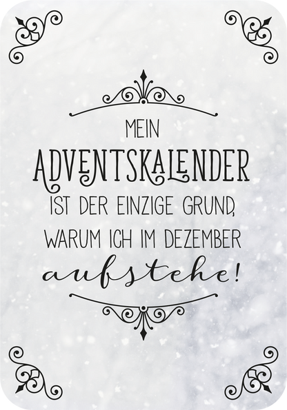Gezeigt wird eine Innen- oder Zusatzansicht von „Klein, aber gemein“. Der Hintergrund ist in einem sanften, hellen Grauton gehalten, der an Schnee erinnert. Zentrale Elemente sind geschwungene, ornamental gestaltete Ränder in Schwarz sowie eine auffällige, große Schrift, die den Text „Mein ADVENTSKALENDER ist der einzige Grund, warum ich im Dezember aufstehe!“ ausdrucksstark präsentiert. Die Schrift ist eine Kombination aus verschnörkelten und klaren Typografien, was dem...