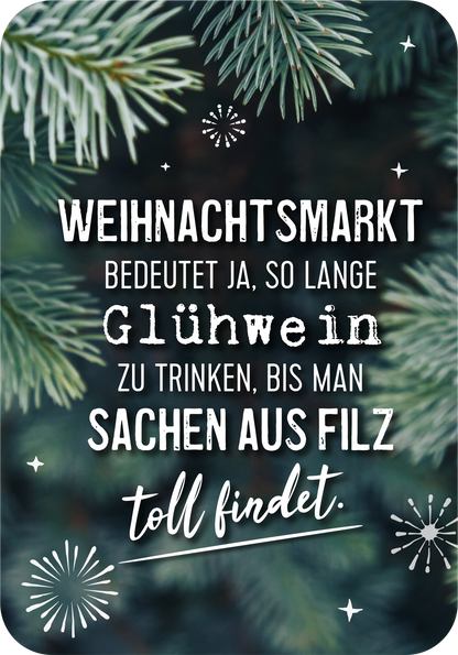Gezeigt wird eine Innen- oder Zusatzansicht von „Klein, aber gemein“. Der Hintergrund zeigt eine dunkle, verschwommene Winterlandschaft mit Tannenzweigen. Der Text in verschiedenen Typografien ist in hellen Farben gehalten. Der zentrale Schriftzug „WEIHNACHTSMARKT“ hebt sich kräftig hervor, während der Rest in verspielten, leicht versetzten Stilen präsentiert wird. Die Worte „Glühwein“ und „toll findet“ sind besonders betont, um die humorvolle Botschaft zu unterstreichen....