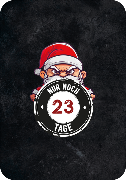 Gezeigt wird eine Innen- oder Zusatzansicht von „Klein, aber gemein“. Die Abbildung zeigt einen grimmig dreinschauenden Weihnachtsmann mit rotem Hut und grauem Bart, der eine schwarze Tafel hält. In der Mitte der Tafel steht in großen, rot hervorgehobenen Zahlen „23“, umgeben von einem weißen Ring. Darüber steht in weißer Schrift „NUR NOCH“ und darunter „TAGE“. Der Hintergrund ist in dunklen Grautönen gehalten, wodurch die Farben hell und auffällig wirken.