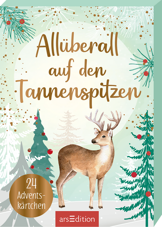 Das Kartenboxcover zeigt einen hellgrünen Hintergrund mit weißen, goldenen und rot schimmernden Akzenten, die eine festliche Atmosphäre erzeugen. In der Mitte steht der Titel „All überall auf den Tannenspitzen“ in geschwungener, goldfarbener Schrift. Unten links steht auf einem goldenen Kreis "24 Adventskärtchen". Ein illustriertes Reh ist mittig abgebildet, umgeben von stilisierten, grünen Tannen und Weihnachtszweigen. Ganz unten mittig steht der Logoschriftzug von...